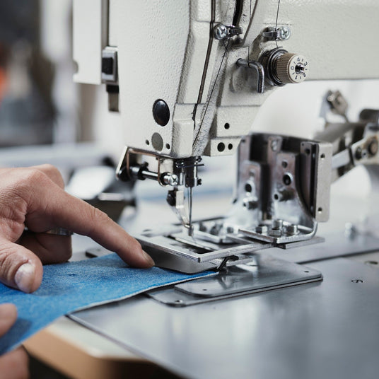 Production Dominique Huter Naehmaschine blau 1900x1420 | contourskins.com